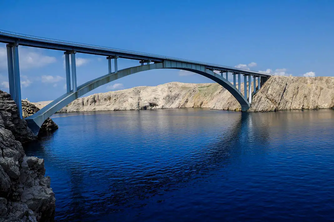 Die Brücke auf die Insel Pag in Kroatien