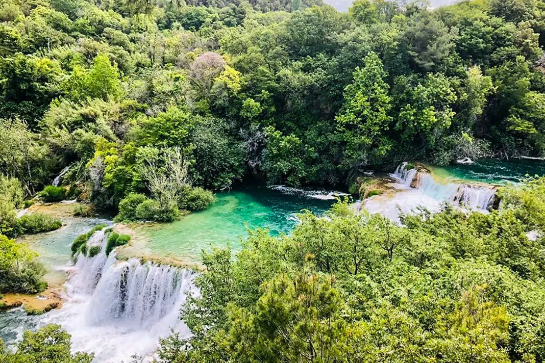 Im gesamten Nationalpark Krka ergießt sich die Krka in unzähligen Wasserfällen und Kaskaden