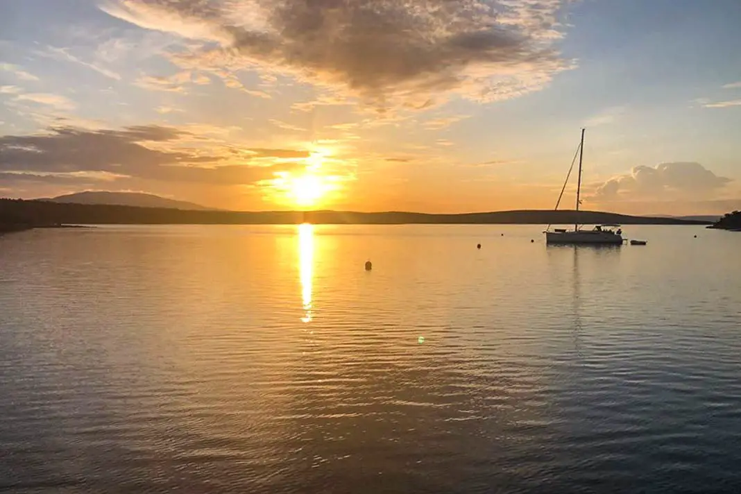 Sonnenuntergang in Kroatien auf dem Wasser