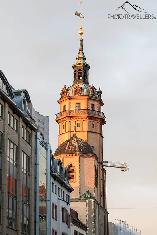 Die Nikolaikirche in Leipzig im Licht der Morgensonne