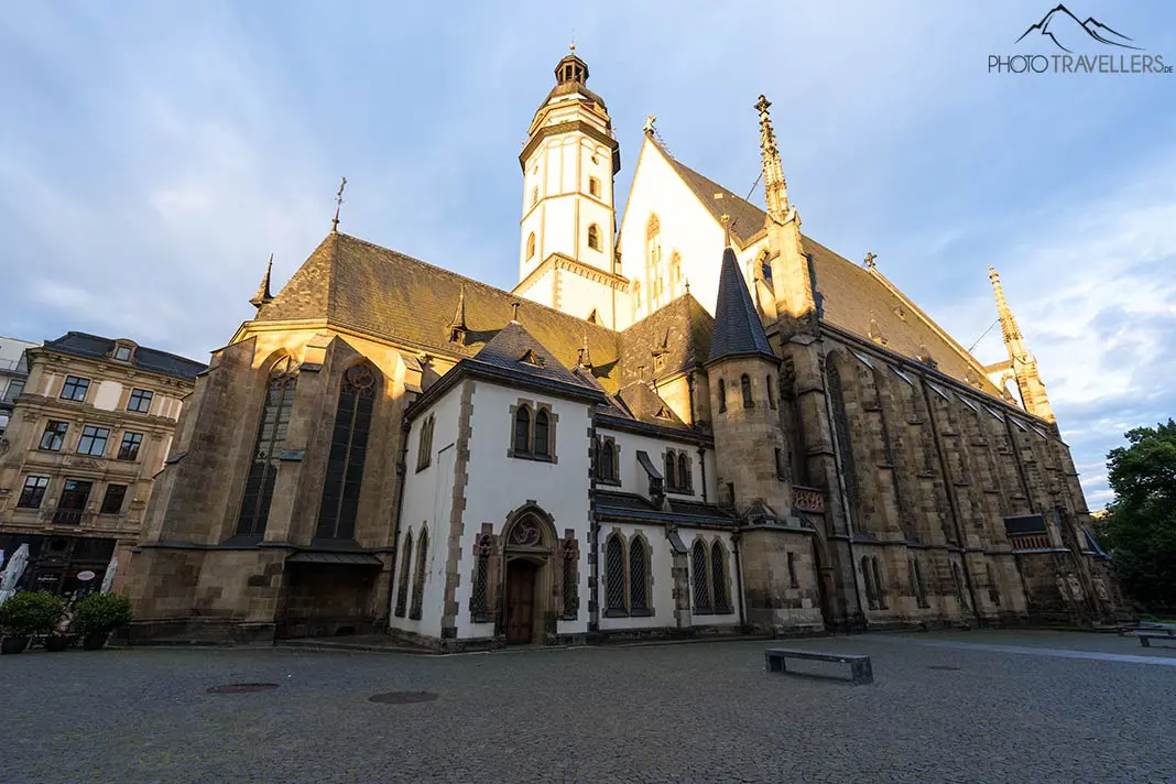 Die Thomaskirche in Leipzig im Morgenlicht