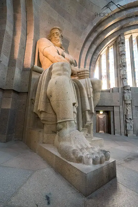 Eine große Statue im Völkerschlachtdenkmal
