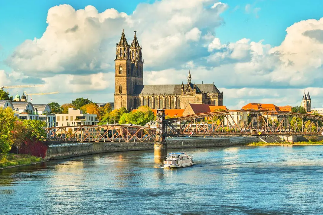 Die Stadt Magdeburg ist äußerst malerisch am Fluss gelegen