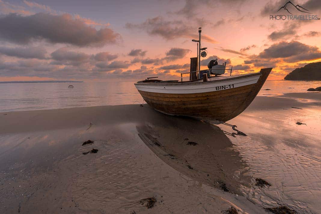 Ein Fischerboot am Strand von Binz auf Rügen