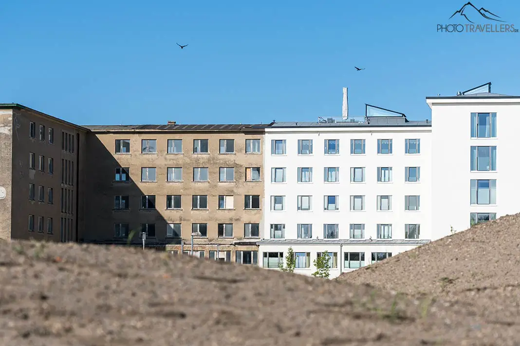 Ein Gebäude in Prora auf Rügen mit einer alten und einer neuen Fassade