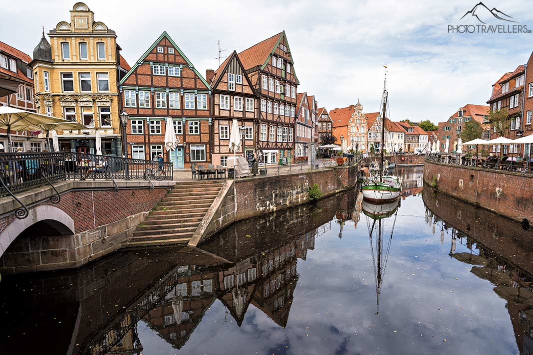 Der Hafen in Stade mit den schönen historischen Häusern
