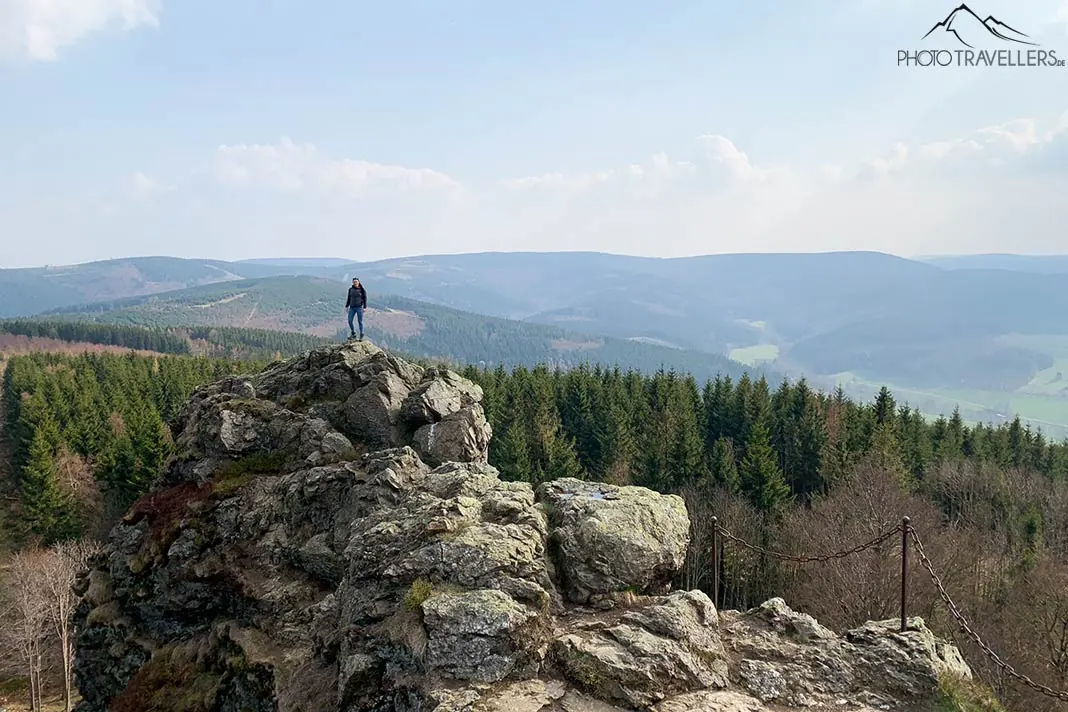 Reisebloggerin Biggi Bauer auf dem Feldstein Gipfel, ein Teil der Bruchhauser Steine im Sauerland