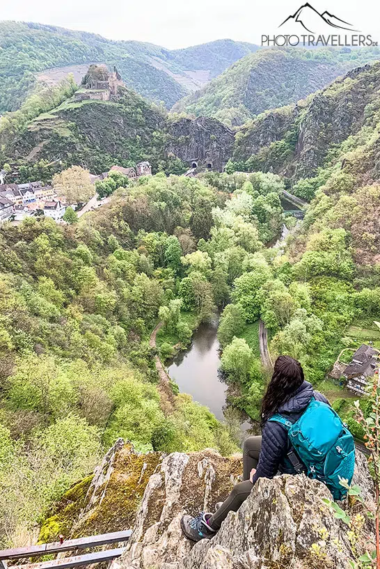 Reisebloggerin Biggi Bauer sitzt auf einem Felsen mit dem Blick ins Ahrtal