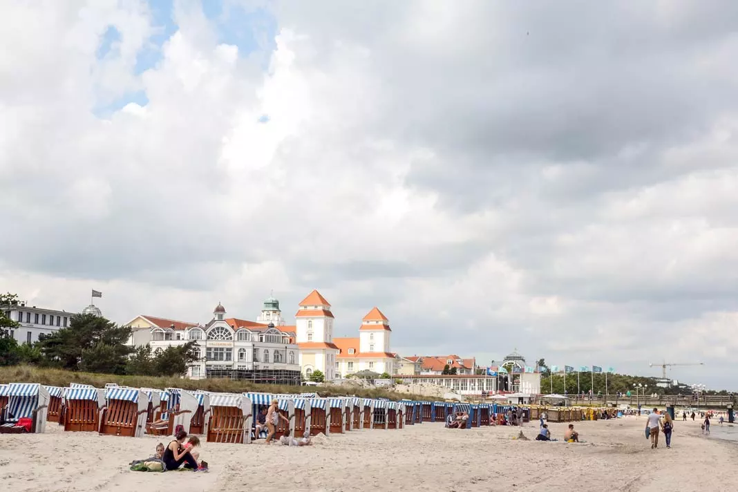 Blick auf den Strand von Binz und das dort befindliche opulente Kurhaus