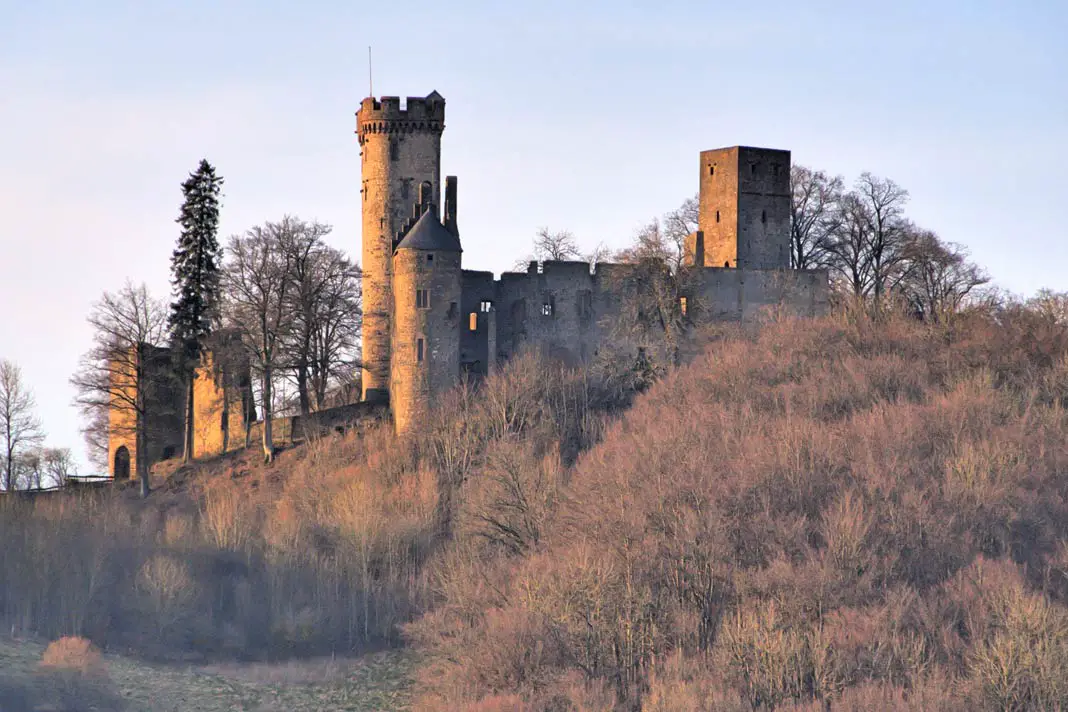 Die Burg Kasselburg im Licht der Abendsonne