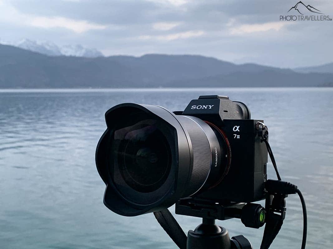 Das Samyang AF 14mm F2.8 FE an einer Sony-Kamera vor einem Bergsee
