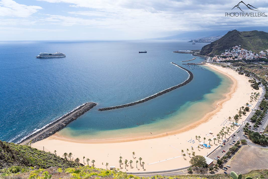 Der Blick vom Aussichtspunkt auf den beliebten Playa de las Teresitas