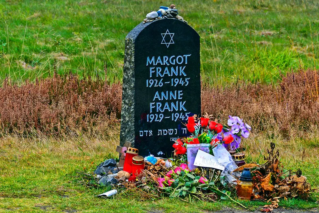 Bergen-Belsen: der Gedenkstein für Anne Frank