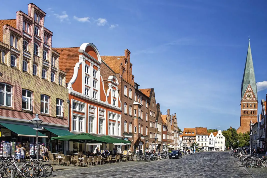 Blick auf die Stadt Lüneburg, eines der schönsten Ziele für einen Ausflug mit Kindern in Niedersachsen