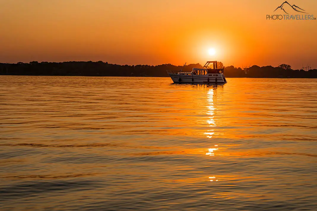 Ein Boot im Sonnenuntergang an der Mecklenburgischen Seenplatte