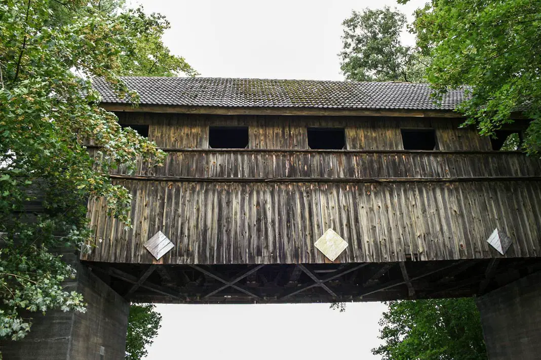 Eine Holzbrücke über der Müritz