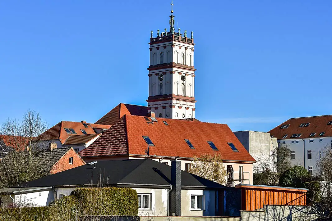 Blick auf den Kirchturm von Neustrelitz an der Mecklenburgischen Seenplatte