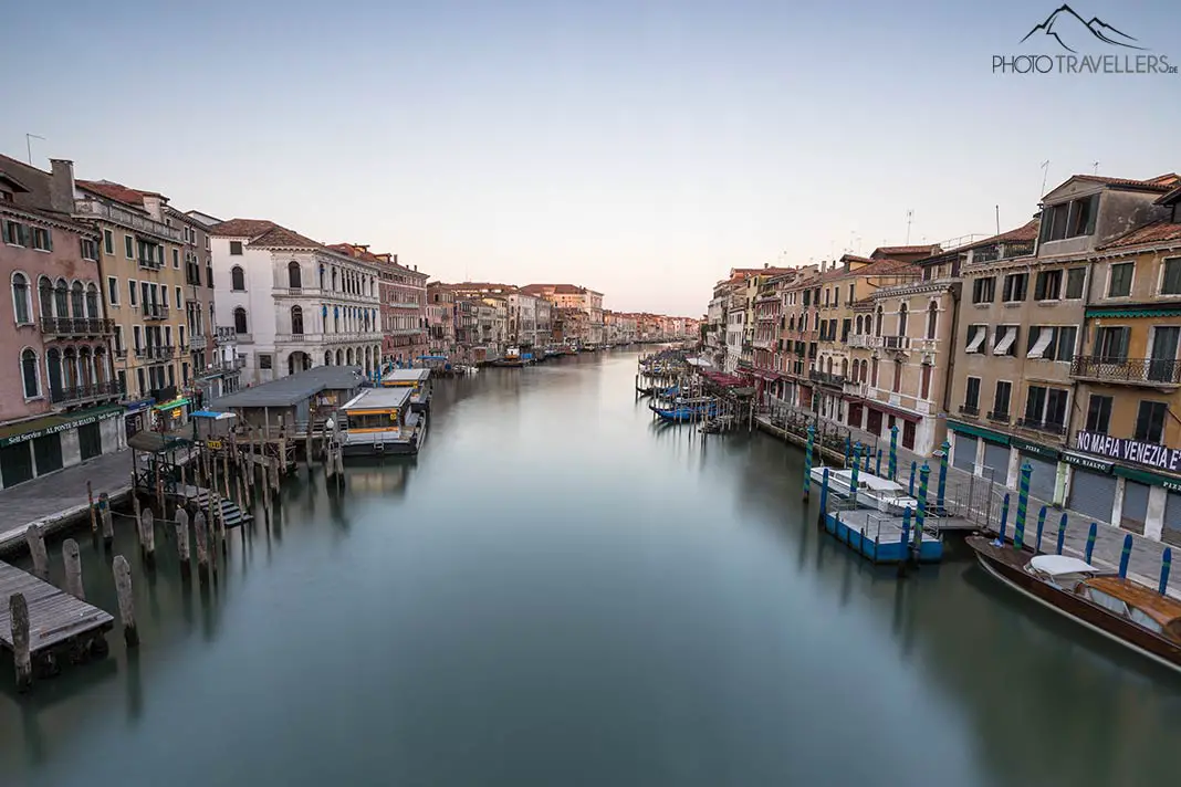 Der Canal Grande in Venedig bei Sonnenaufgang