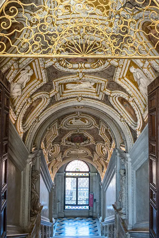 Die Goldene Treppe im Treppenhaus des Dogenpalasts