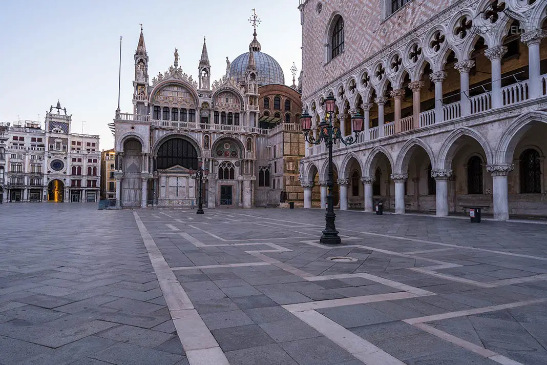 Blick auf die Basilica San Marco und den Dogenpalast am Markusplatz
