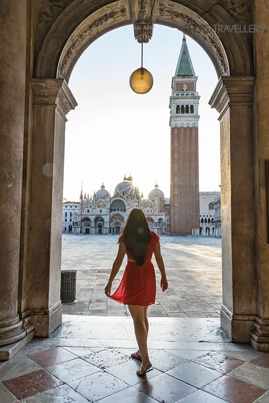 Reisebloggerin Biggi Bauer in einem roten Kleid am San Marco Platz in Venedig