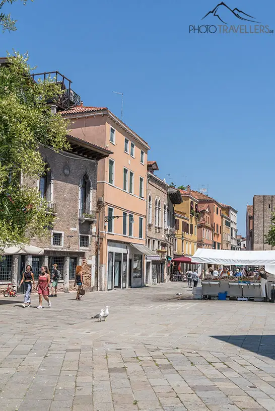 Eine Straßenszene in Venedig