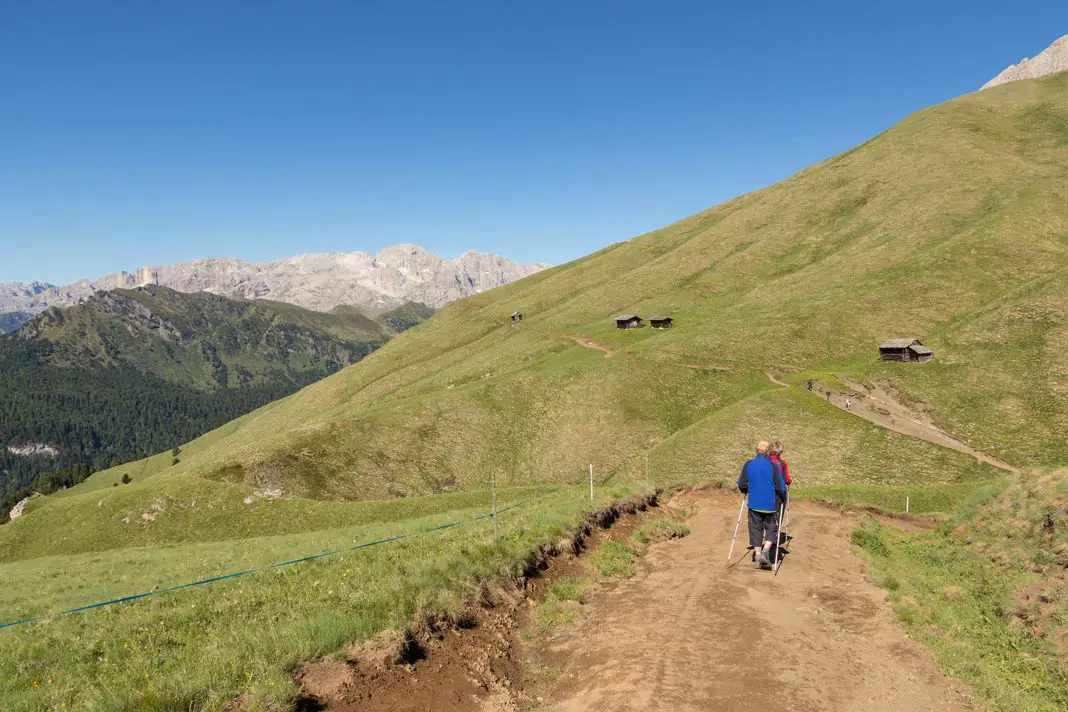 Flacher Wanderweg in den Dolomiten
