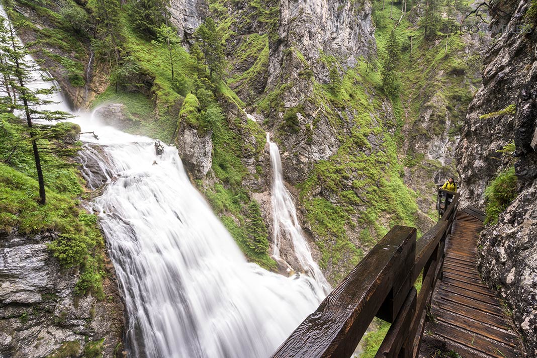 An dem einen oder anderen Wasserfall bekommst du eine Dusche