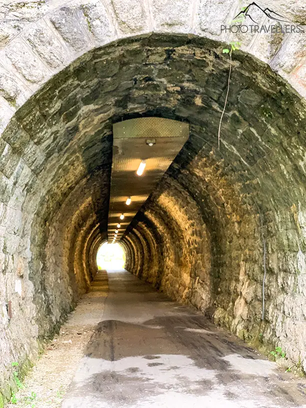 Ein Eisenbahntunnel, durch den wir auf dem Ybbstalradweg fahren