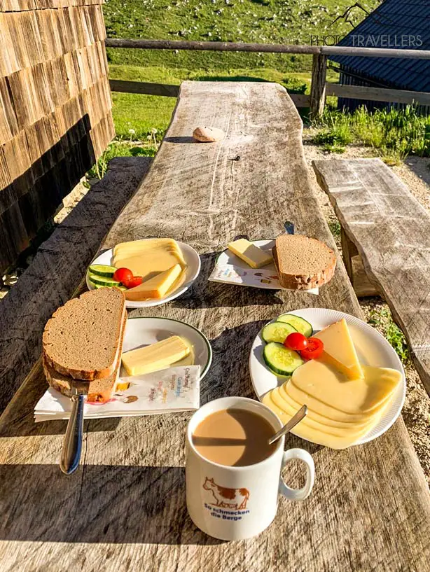 Frühstück im Freien vor der Ybbstalerhütte