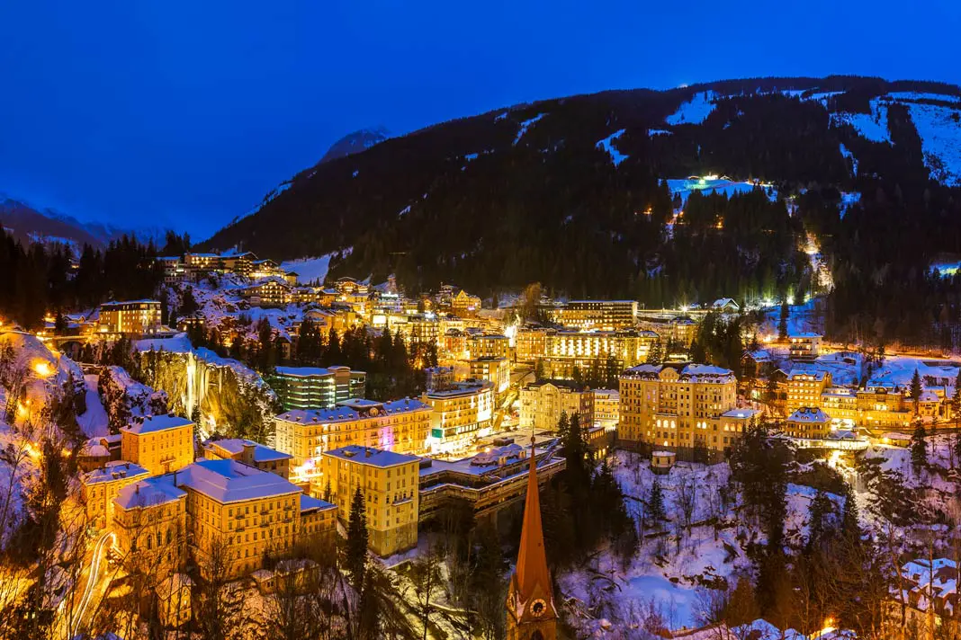 Der Kur- und Skiort Bad Gastein bei Nacht. Siehst du die wunderschönen Hotels im Belle Epoche-Stil?