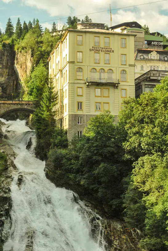 Der Wasserfall mitten in Bad Gastein ist eine Sehenswürdigkeit