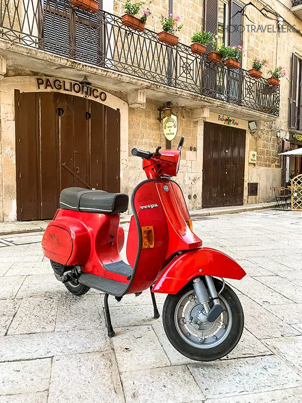Ein roter Vespa-Roller in Bari