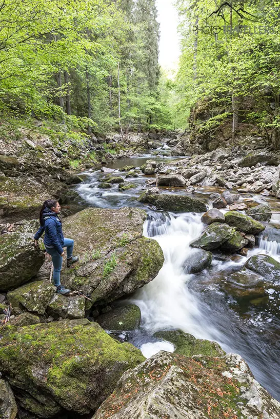 Reisebloggerin Biggi Bauer in der Steinklamm im Bayerischen Wald
