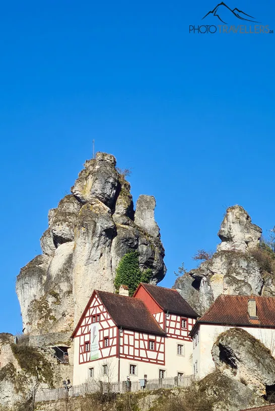 Die Fachwerkhäuser vor einem Felsen im Ort Tüchersfeld in der Fränkischen Schweiz