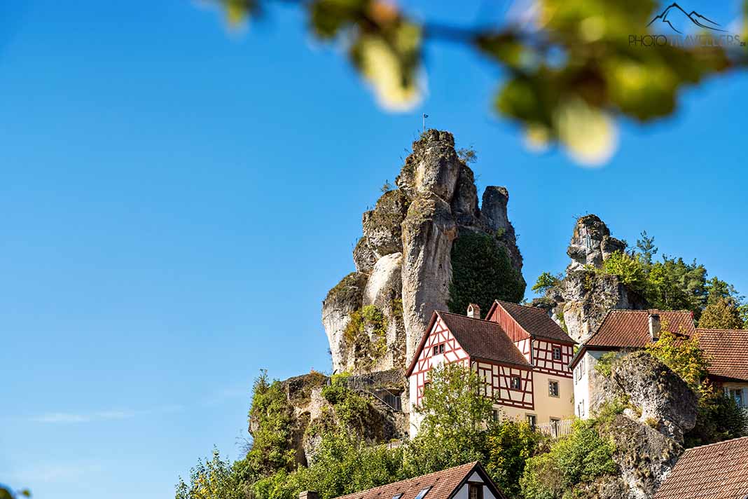 Ein Fachwerkhaus im Ort Tüchersfeld mit Felsen im Hintergrund