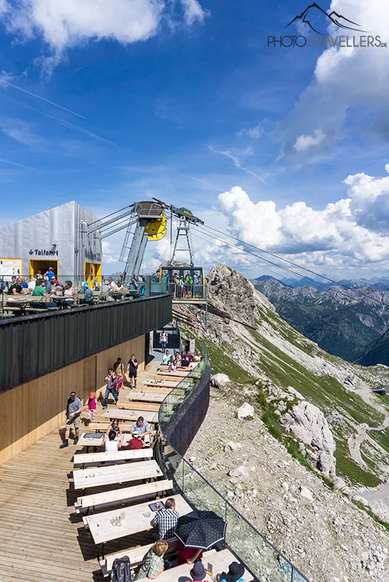 Der Biergarten und die Bergstation der Seilbahn am Nebelhorn-Gipfel