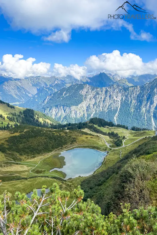 Der Blick auf den Schlappoltsee in den Allgäuer Alpen