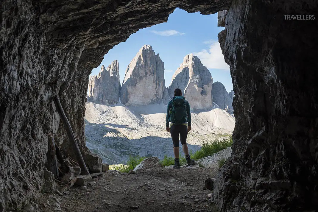 Reisebloggerin Biggi Bauer blickt aus einem Bunker auf die drei Zinnen in den Dolomiten