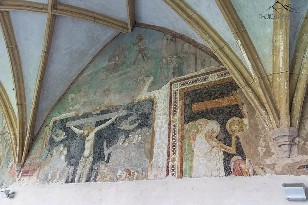 Die alten Gemälde im Kreuzgang des Franziskanerklosters