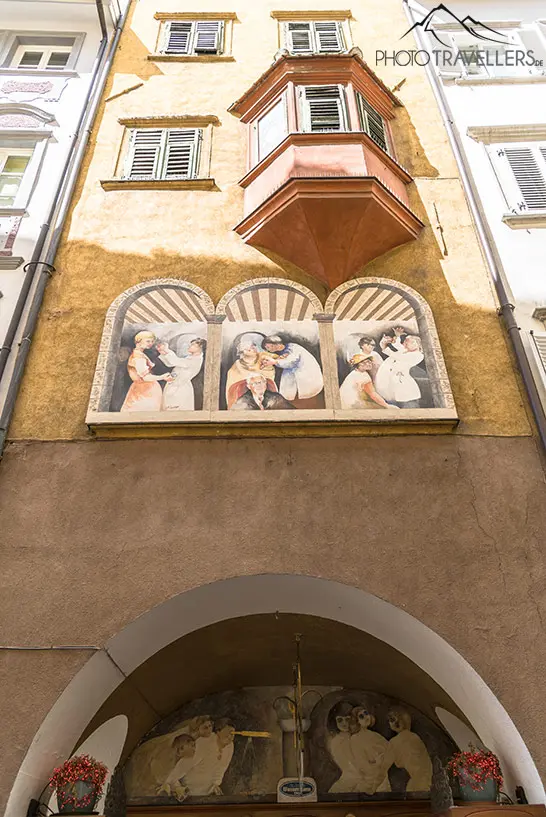 Ein Gemälde an einer Fassade in der bekannten Laubengasse in Bozen