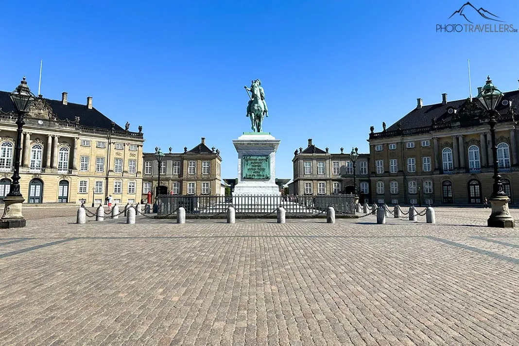 Die Statue von Frederik V auf dem Platz von Schloss Amalienborg in Kopenhagen
