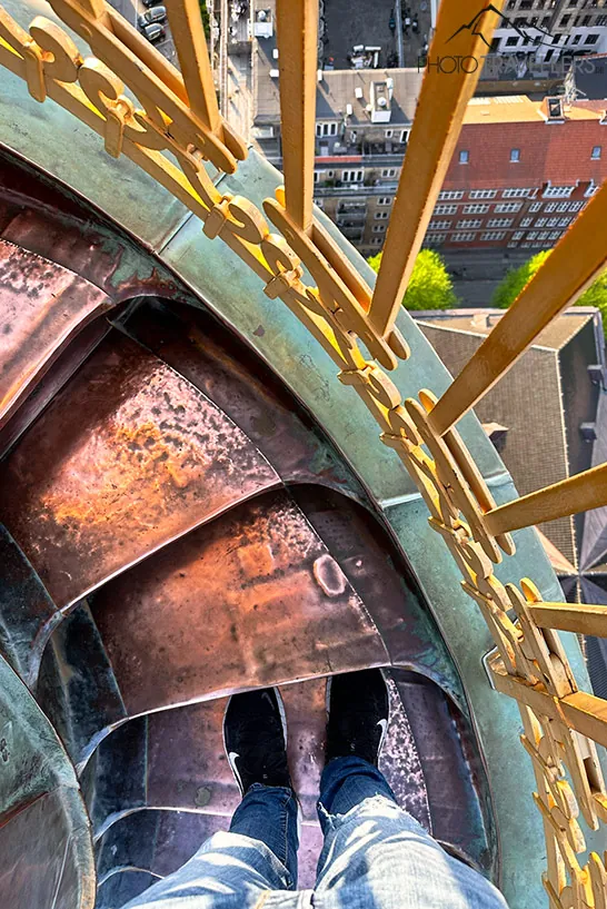 Der schmale Aufstieg am Turm der Erlöserkirche in Kopenhagen