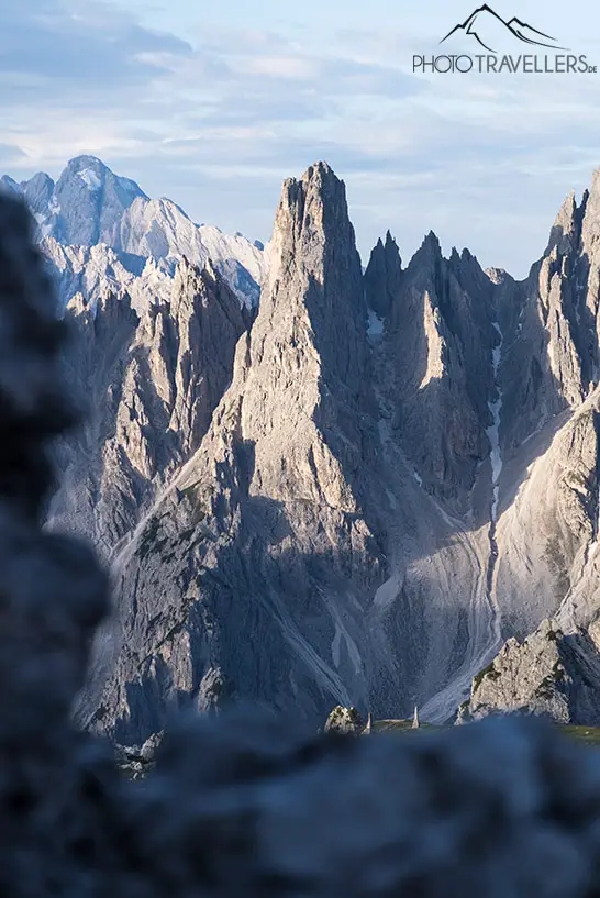Der Blick auf Felsspitzen in den Dolomiten