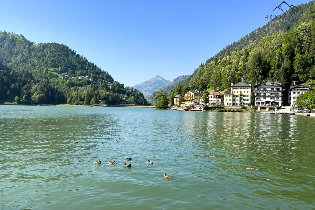 Der Blick auf das Ufer des Lago di Alleghe mit kleinen Häusern