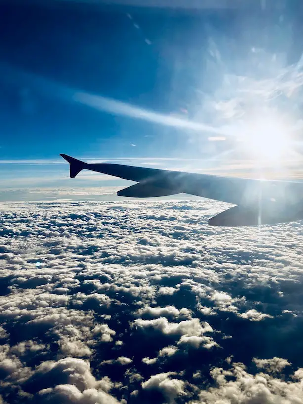 Tragfläche eines Flugzeugs, Wolken im Hintergrund