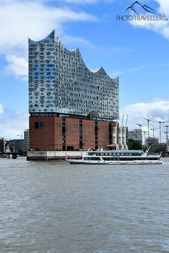 Die Elbphilharmonie in Hamburg vom Wasser aus gesehen