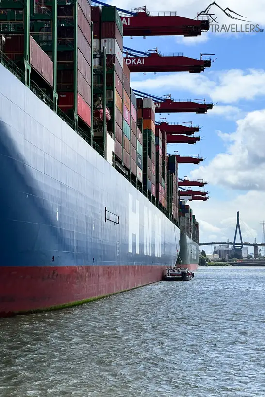 Ein großes Containerschiff im Hamburger Hafen