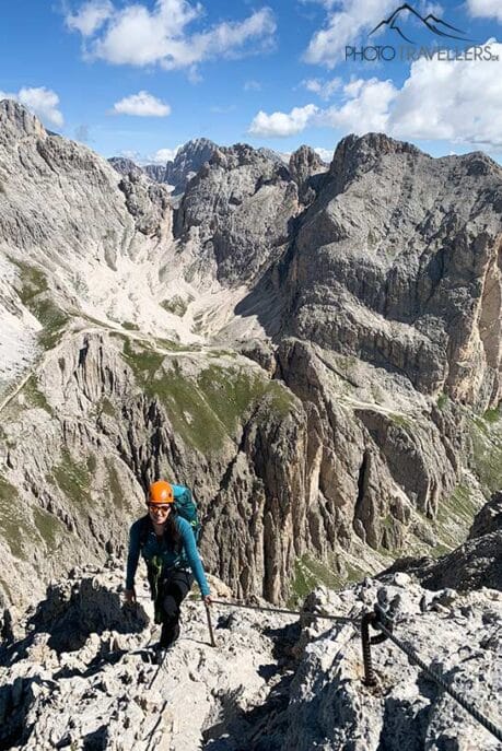 Reisebloggerin Biggi Bauer auf dem Rotwand-Klettersteig in den Dolomiten