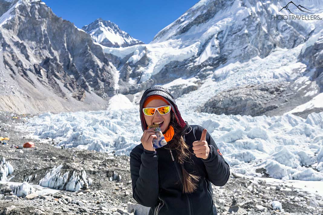 Reiseblogger Biggi Bauer mit einem Snack vor dem Everest Base Camp, Nepal